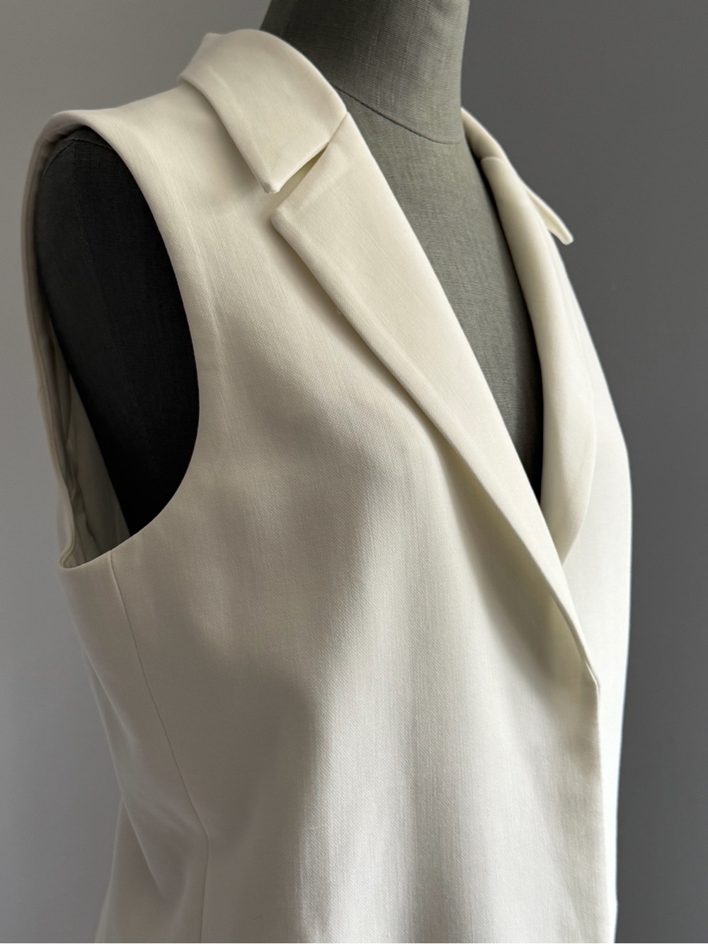 Katherine Barclay White/Ivory Longline Sleeveless White Tailored Blazer Vest - Picture 3 of 10